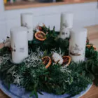 Adventskranz im nordischen Stil. Kerzen verziert mit nachhaltigen, temporären Tattoos von nuukk. Kollektion Wintertiere.
