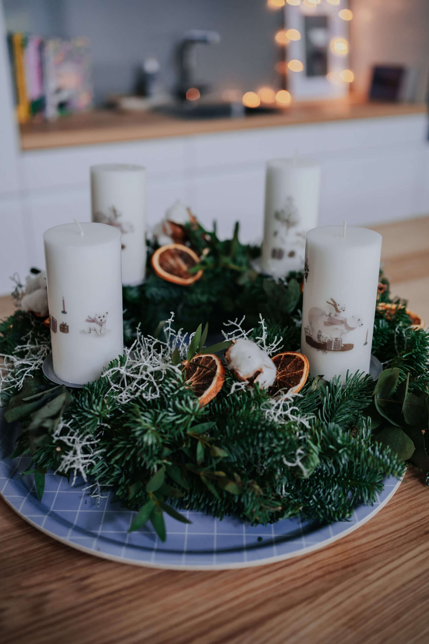Adventskranz im nordischen Stil. Kerzen verziert mit nachhaltigen, temporären Tattoos von nuukk. Kollektion Wintertiere.